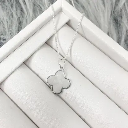 PINGENTE VAN CLEEF BRANCO PEROLADO